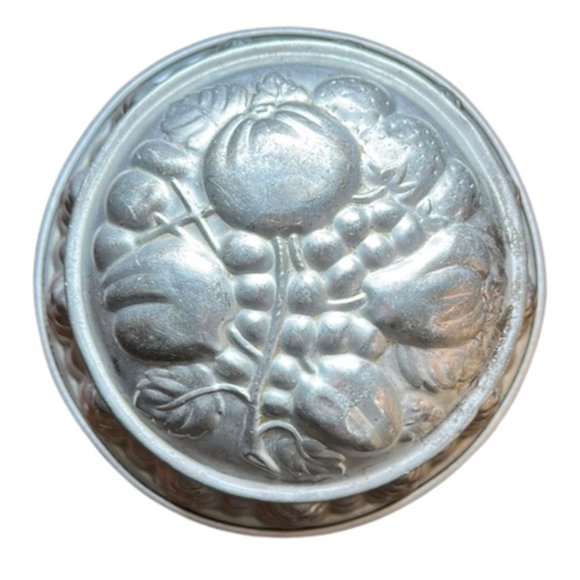 Baking Mold with Fruit and Vegetable Design 7" Diameter Vintage - Picture 4 of 4